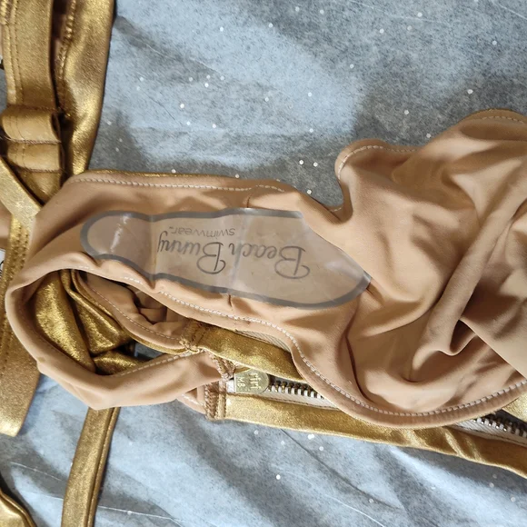 Love Lockdown In Gold - Picture 11 of 11